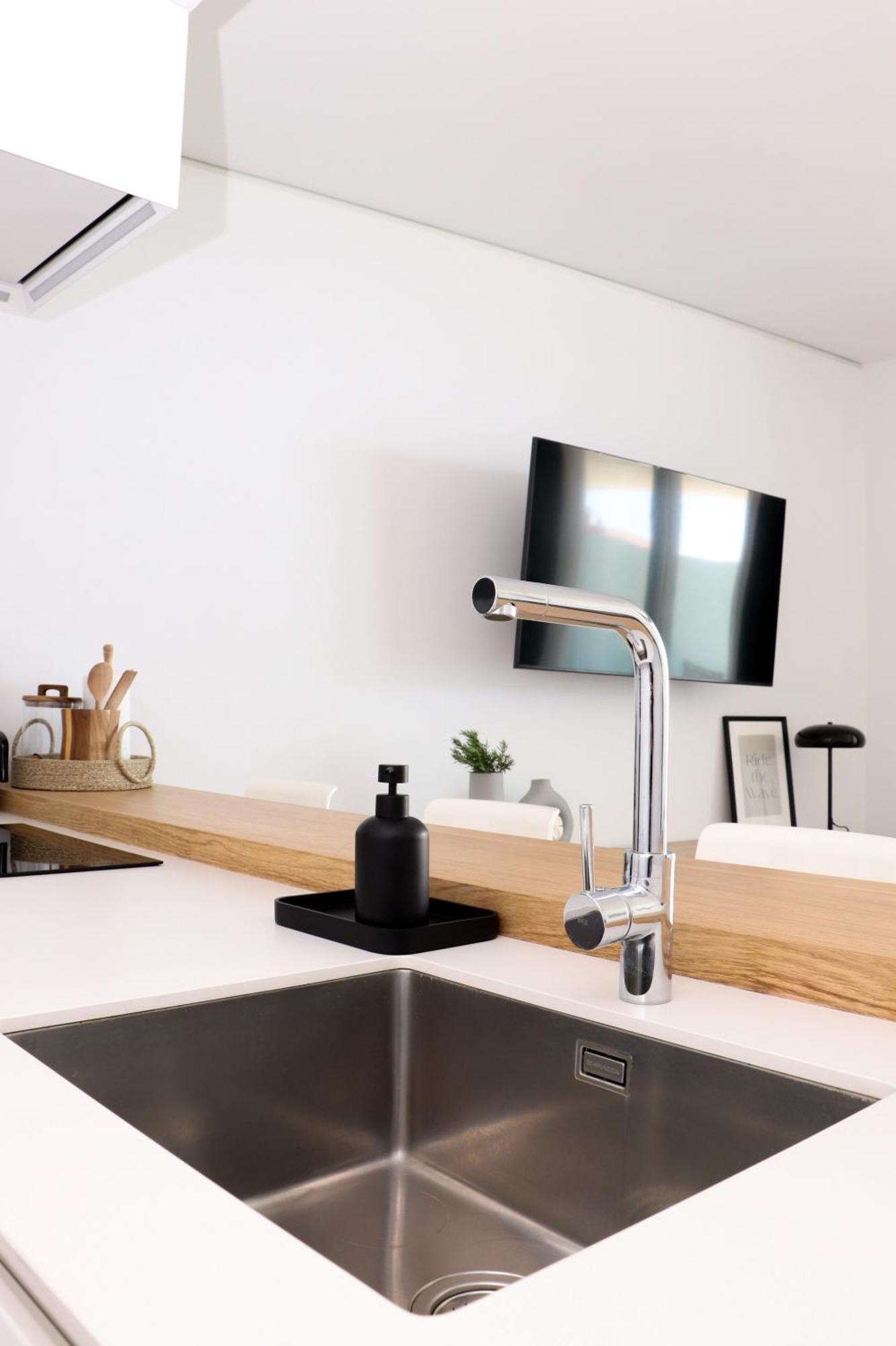 Fantastic Apartment In The Wave Just Steps From Carvajal Beach - Pool And Free Parking فوينخيرولا المظهر الخارجي الصورة